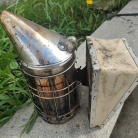 Enfumoirs et combustibles : l’art de l’apaisement des abeilles