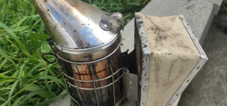 Enfumoirs et combustibles : l’art de l’apaisement des abeilles Enfumoirs et combustibles : l’art de l’apaisement des abeilles