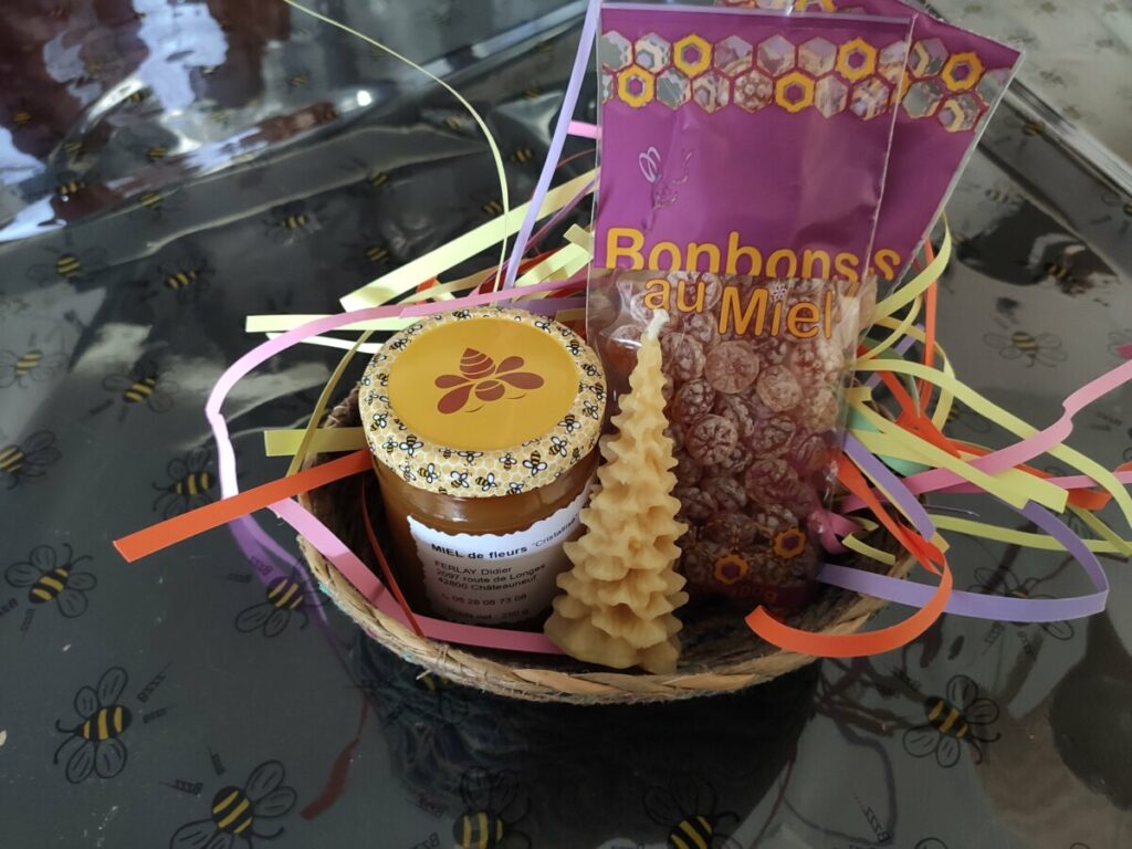 Composition Noël au Rucher : miel, bougie sapin en cire d'abeille et bonbons au miel, Châteauneuf Loire 42