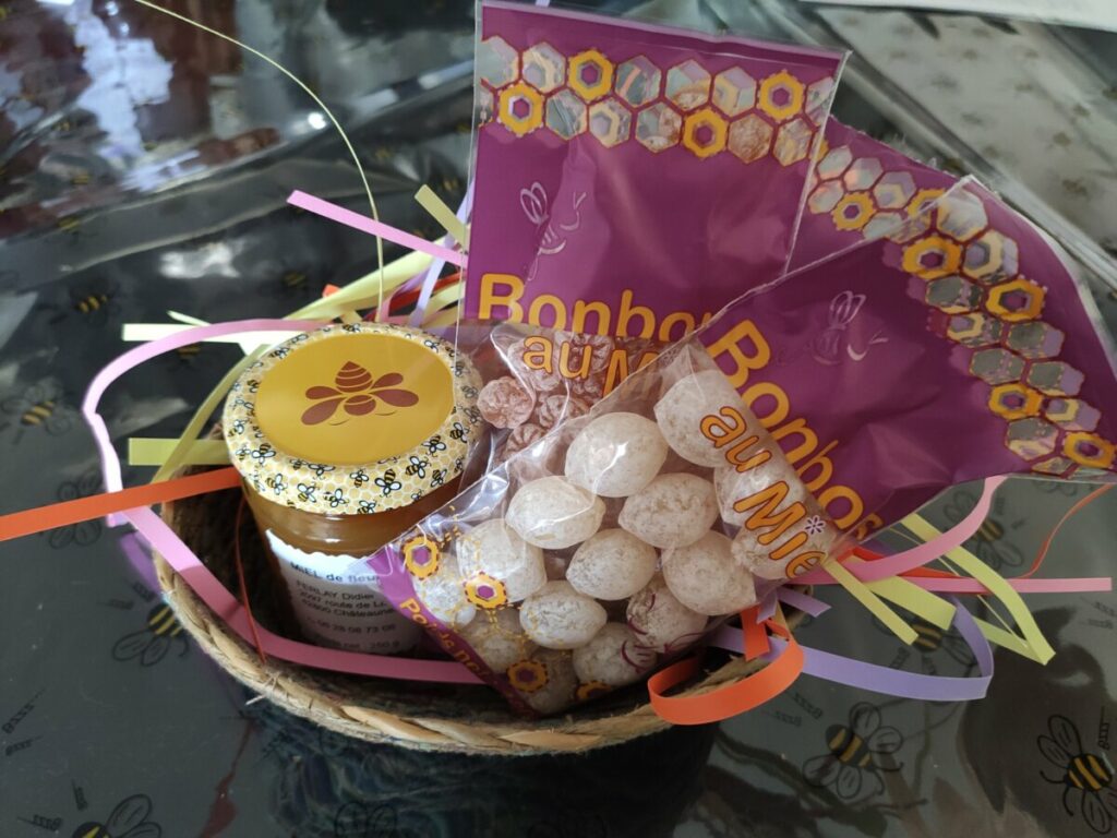 Panier de bonbons au miel et pot de miel de fleurs, cadeau gourmand, Rucher du Pillier Châteauneuf Loire 42