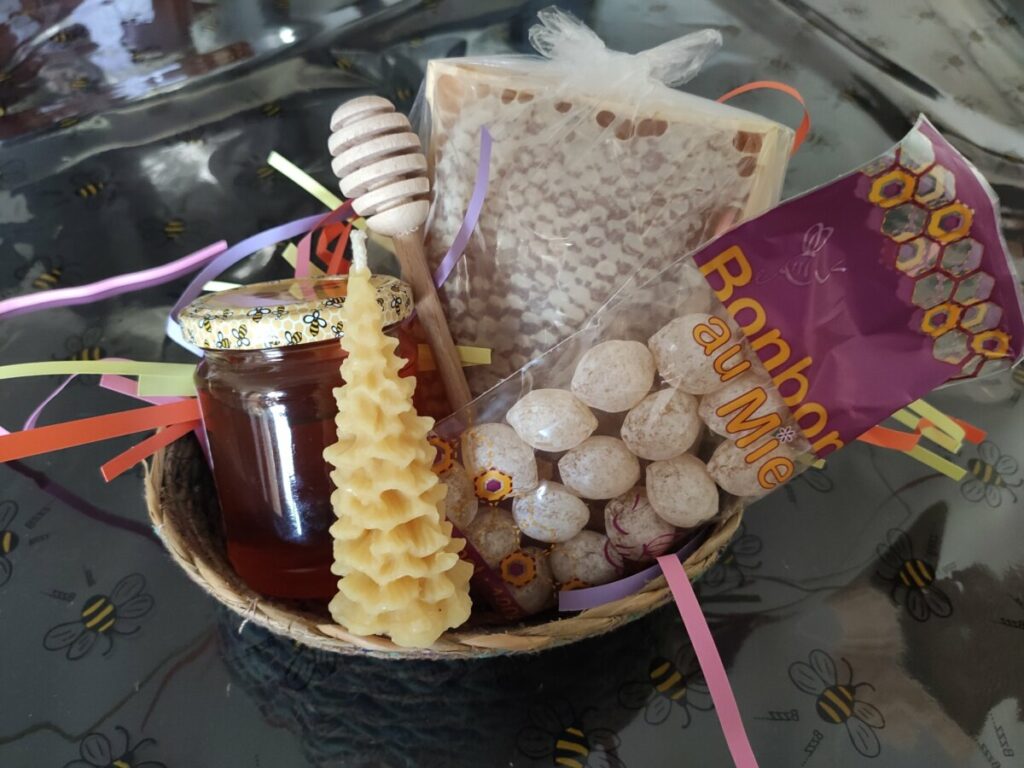 Panier du Rucher avec bougie sapin en cire d'abeille, miel en rayon et bonbons, Châteauneuf Loire 42