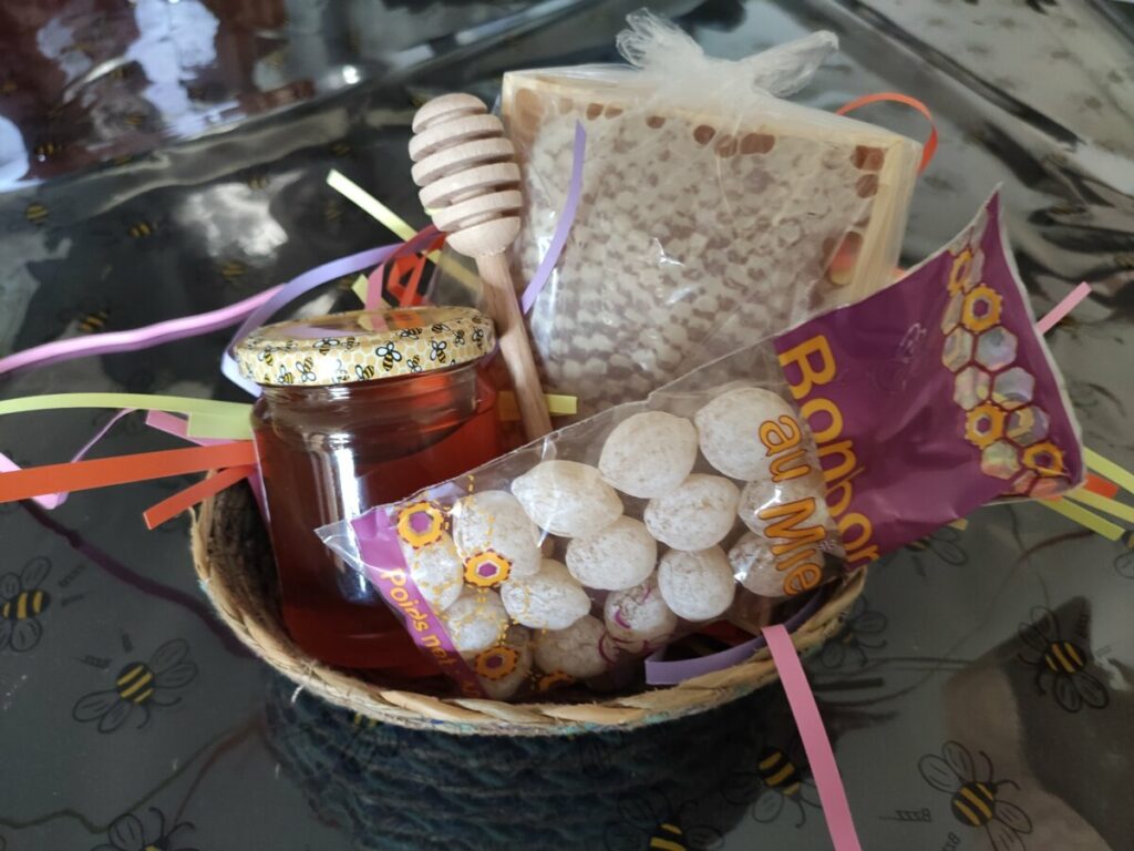 Panier du Rucher : miel, miel en rayon et bonbons au miel, cadeau de Noël local, Châteauneuf Loire 42
