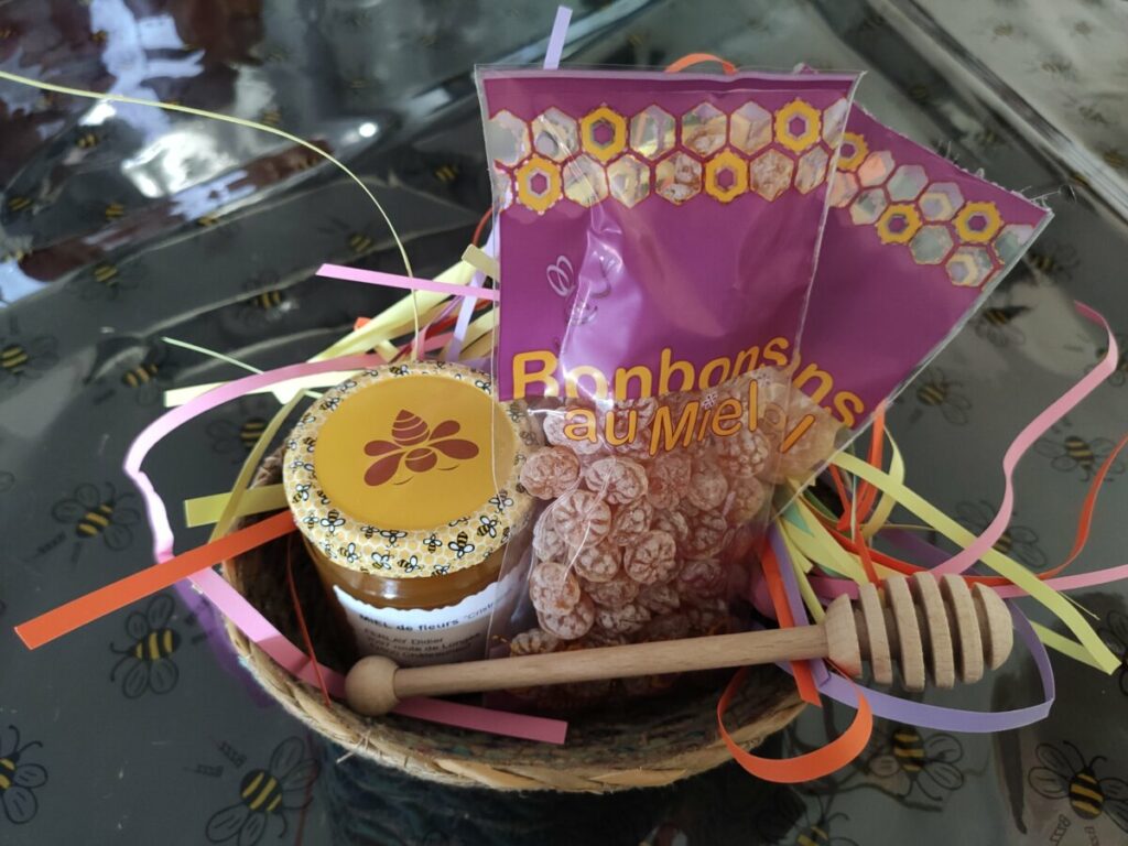 Composition Petit gourmand : pot de miel, bonbons au miel et cuillère en bois, Rucher du Pillier Loire 42
