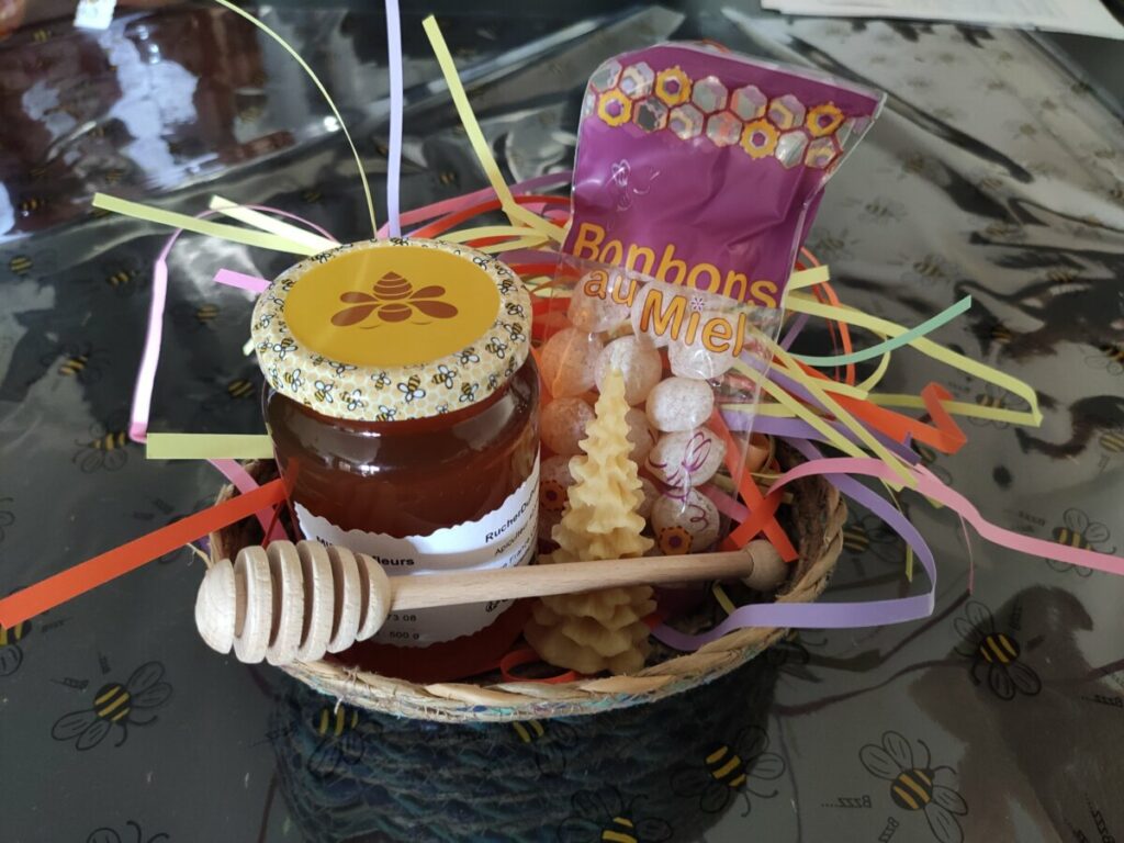 Composition Tradition avec bougie sapin en cire d'abeille, miel et bonbons, Rucher du Pillier Châteauneuf